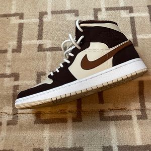 WMNS AIR JORDAN 1 MID SE 'CREAM DARK CHOCOLATE'